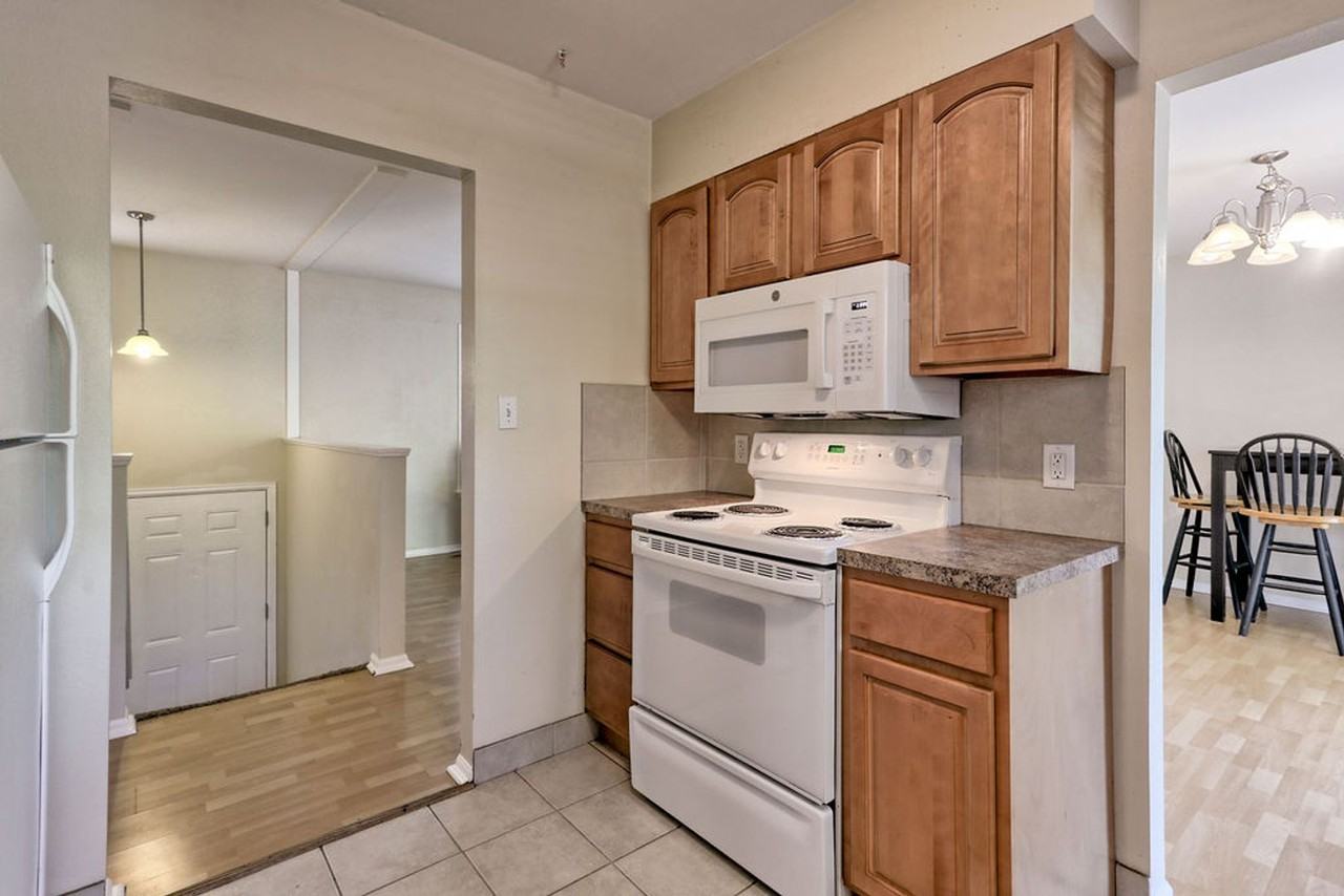 1306 Woodcrest Ct - Photo 6 of 22