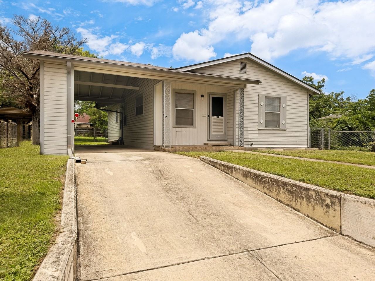 1431 Aransas Ave - Photo 2 of 25