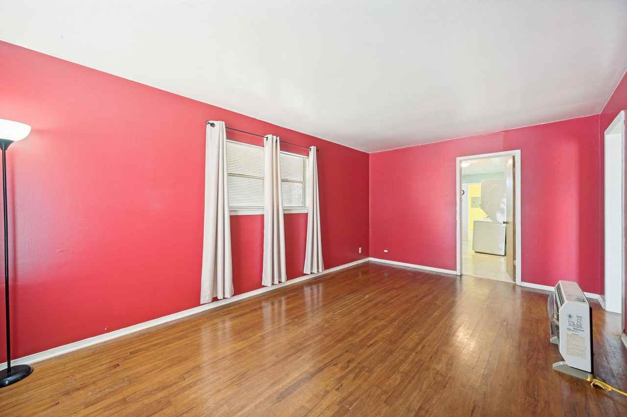 1431 Aransas Ave - Photo 5 of 25