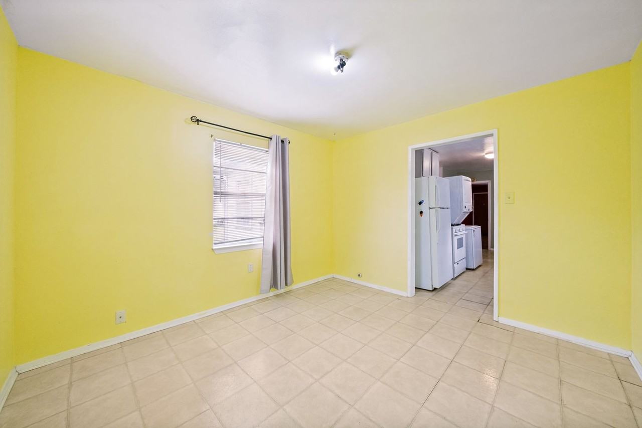 1431 Aransas Ave - Photo 7 of 25