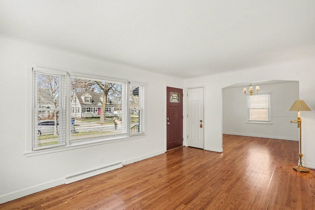 995 S Swain Ave - Photo 2 of 17