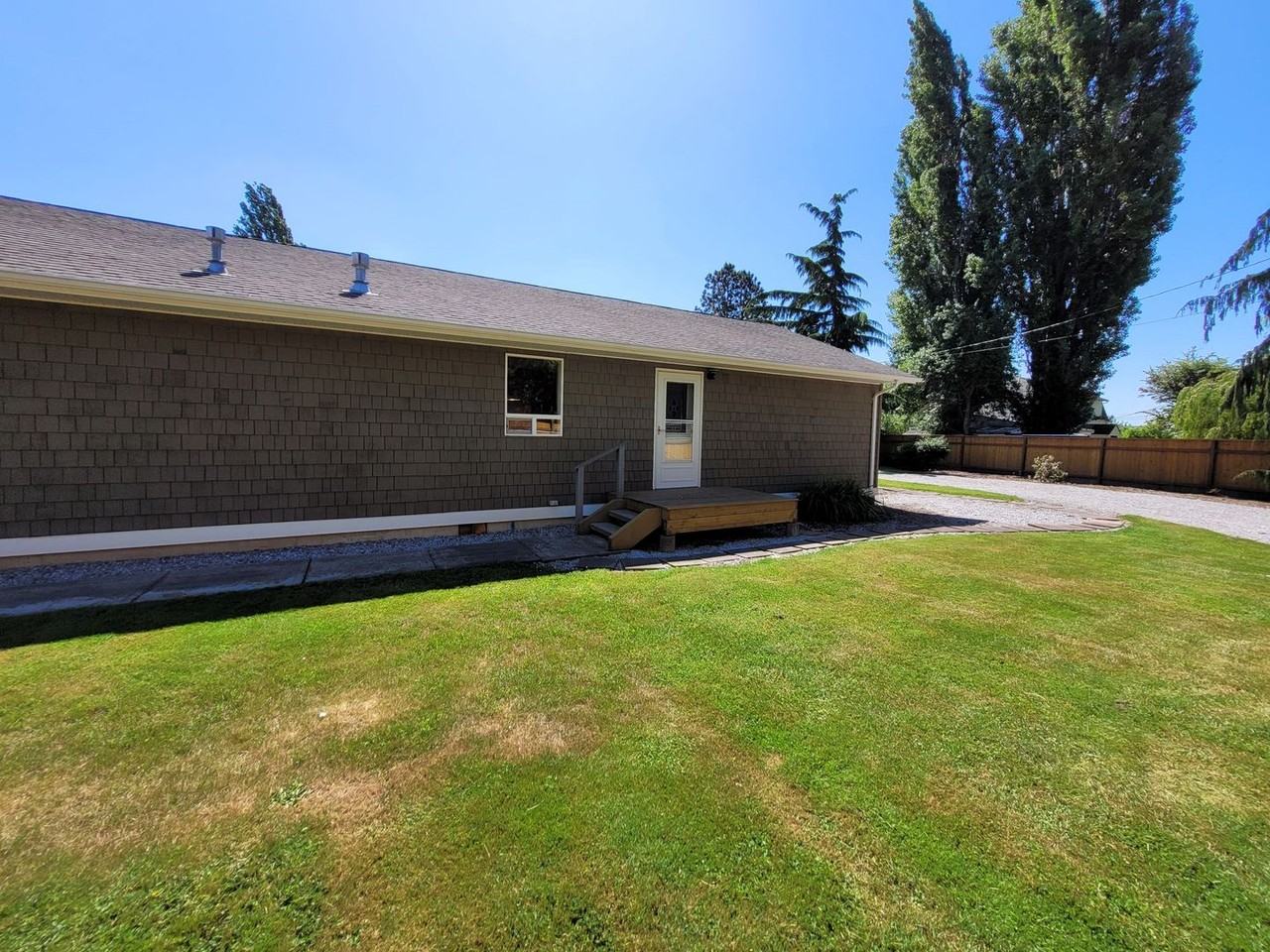 625 1/2 Marine Dr - Photo 2 of 24