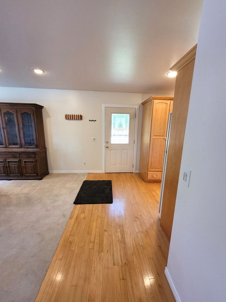 625 1/2 Marine Dr - Photo 4 of 24