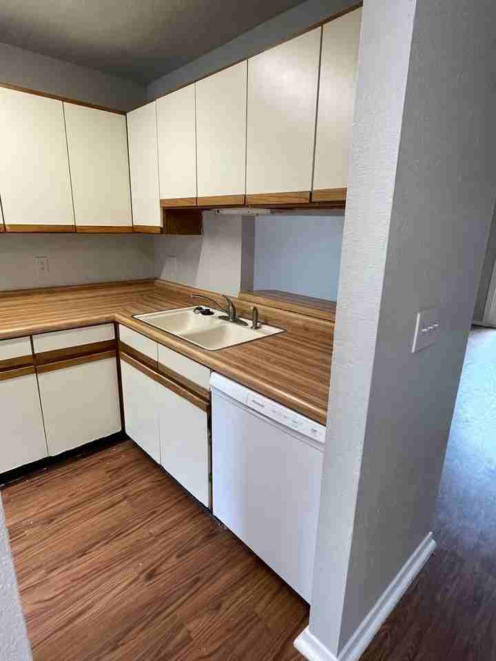 610 W Collins St - Photo 4 of 13