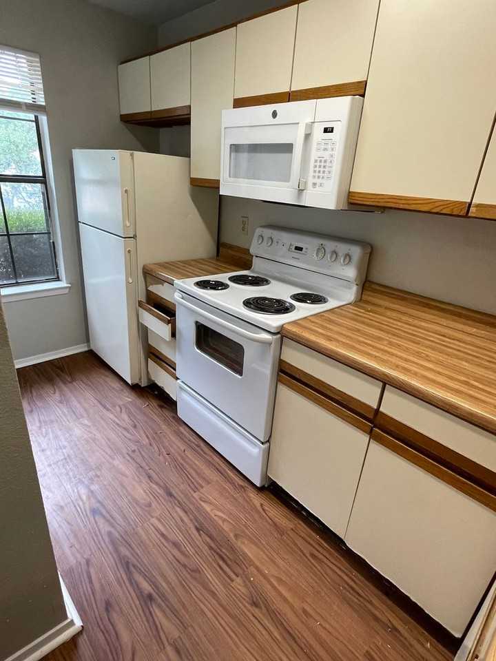 610 W Collins St - Photo 5 of 13