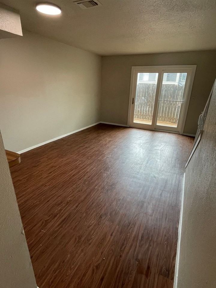610 W Collins St - Photo 6 of 13