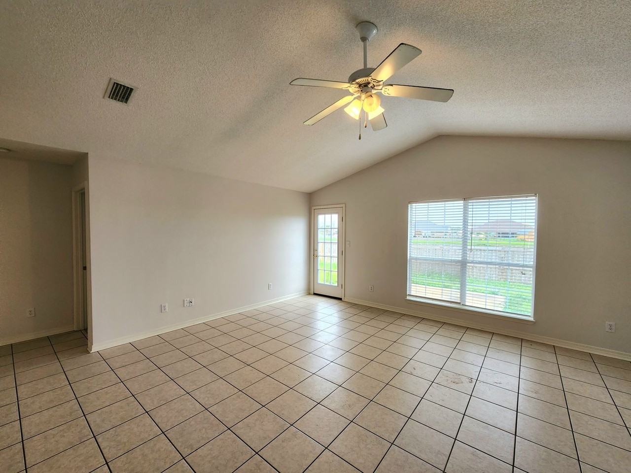 2704 Hampton Park Cir - Photo 2 of 18