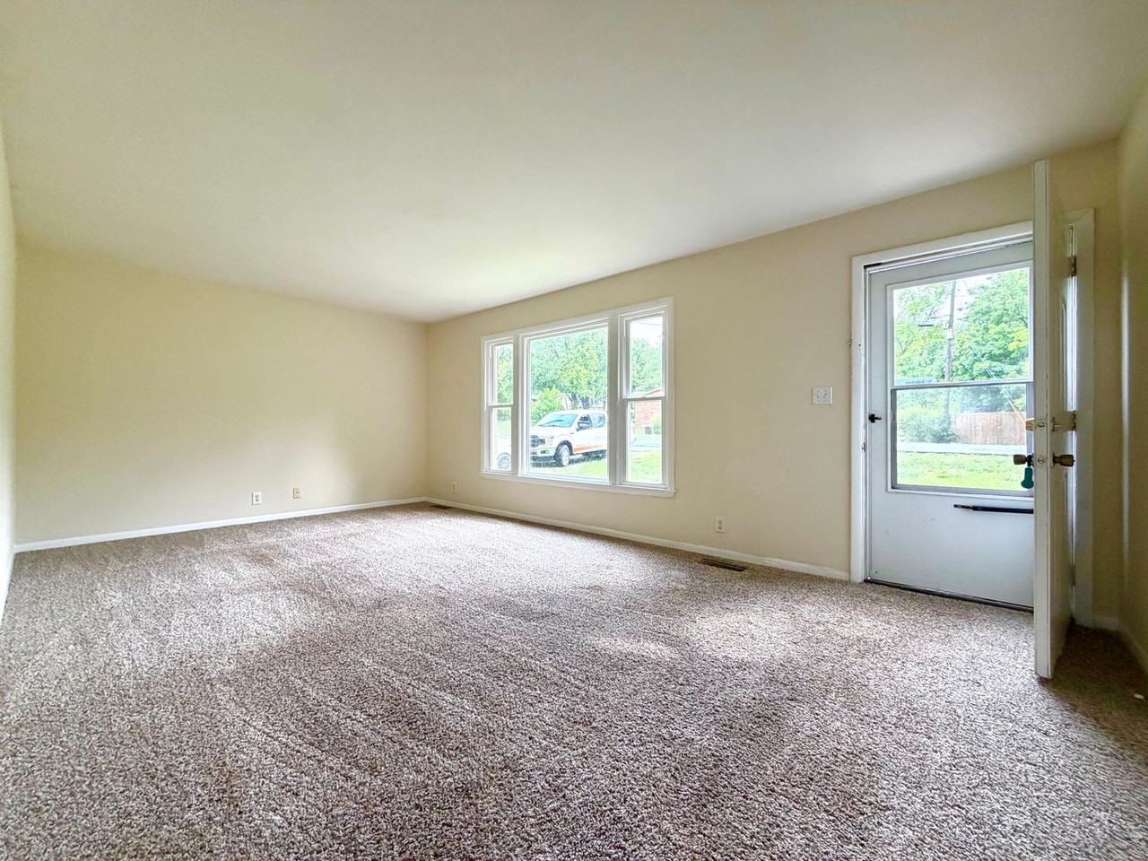 221 Mills Dr - Photo 2 of 15