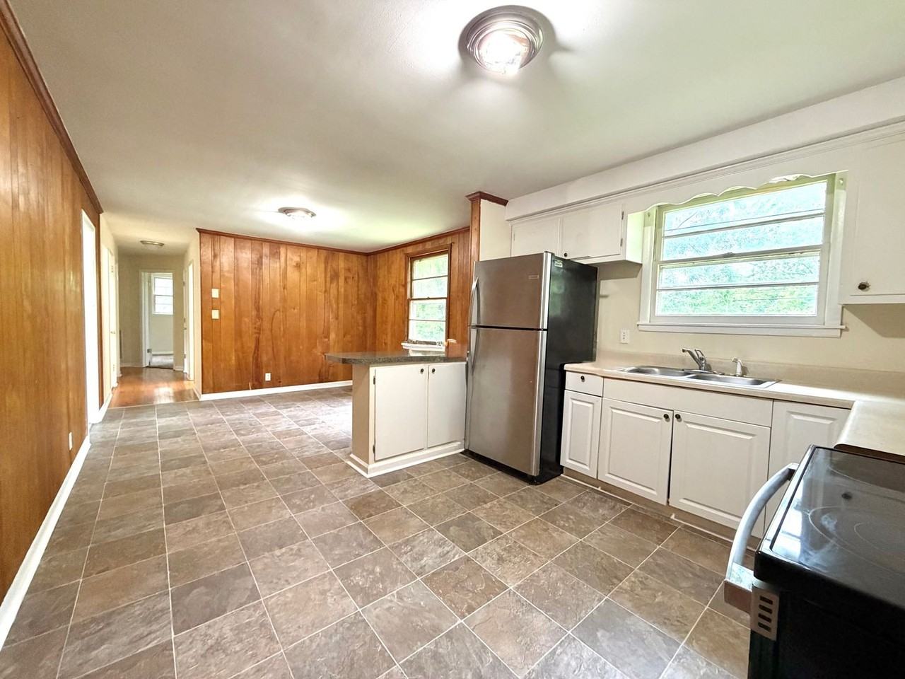 221 Mills Dr - Photo 4 of 15