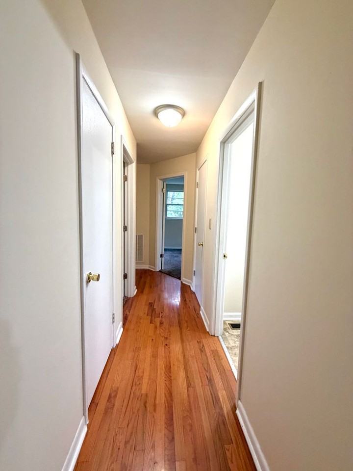 221 Mills Dr - Photo 5 of 15