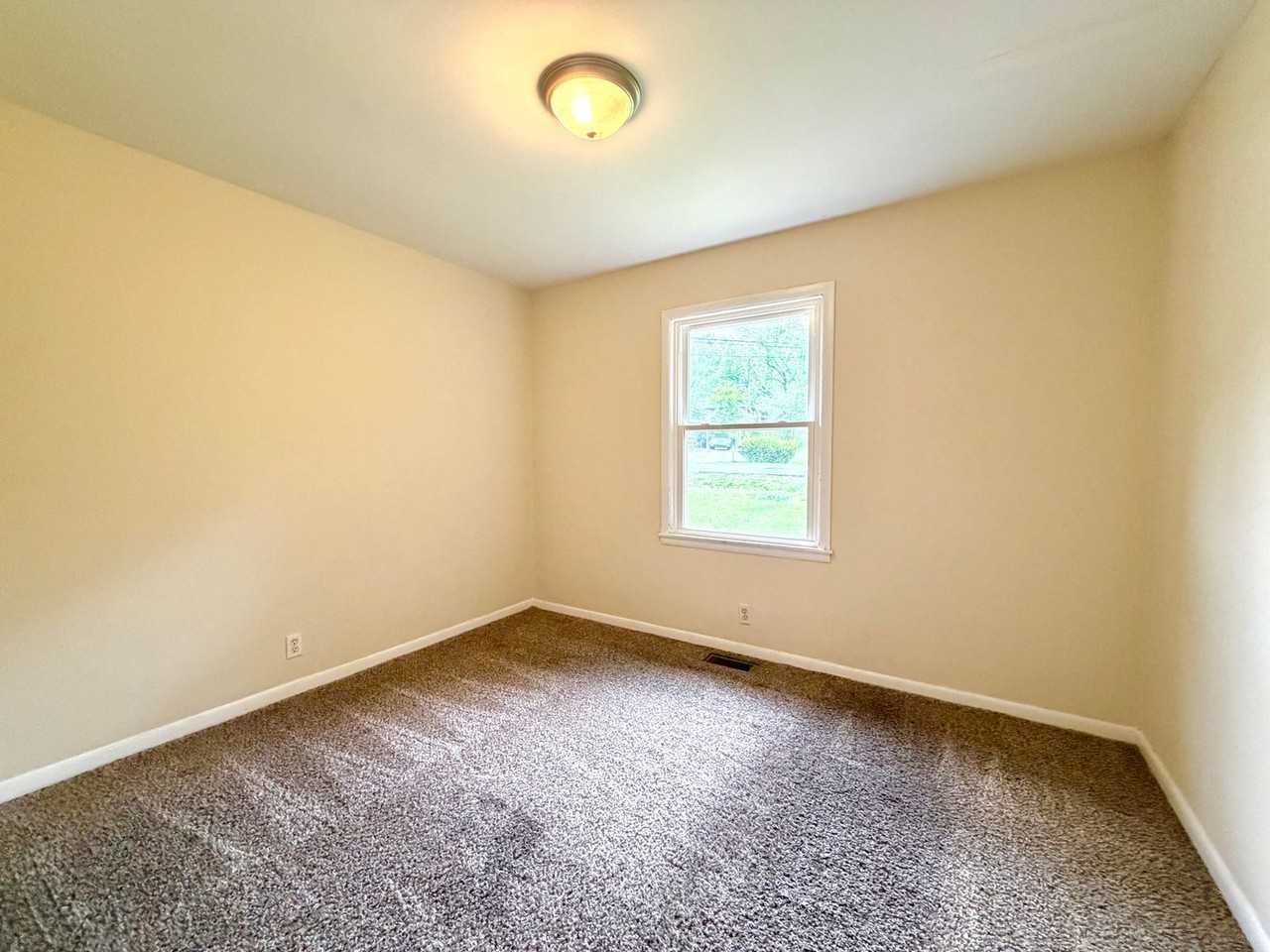 221 Mills Dr - Photo 6 of 15