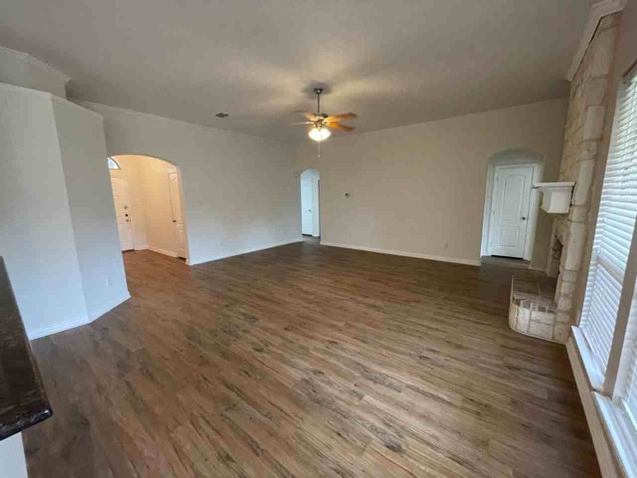 1601 White Willow Ln - Photo 4 of 24