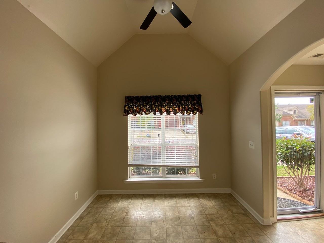 2807 Southwood Ln - Photo 3 of 24