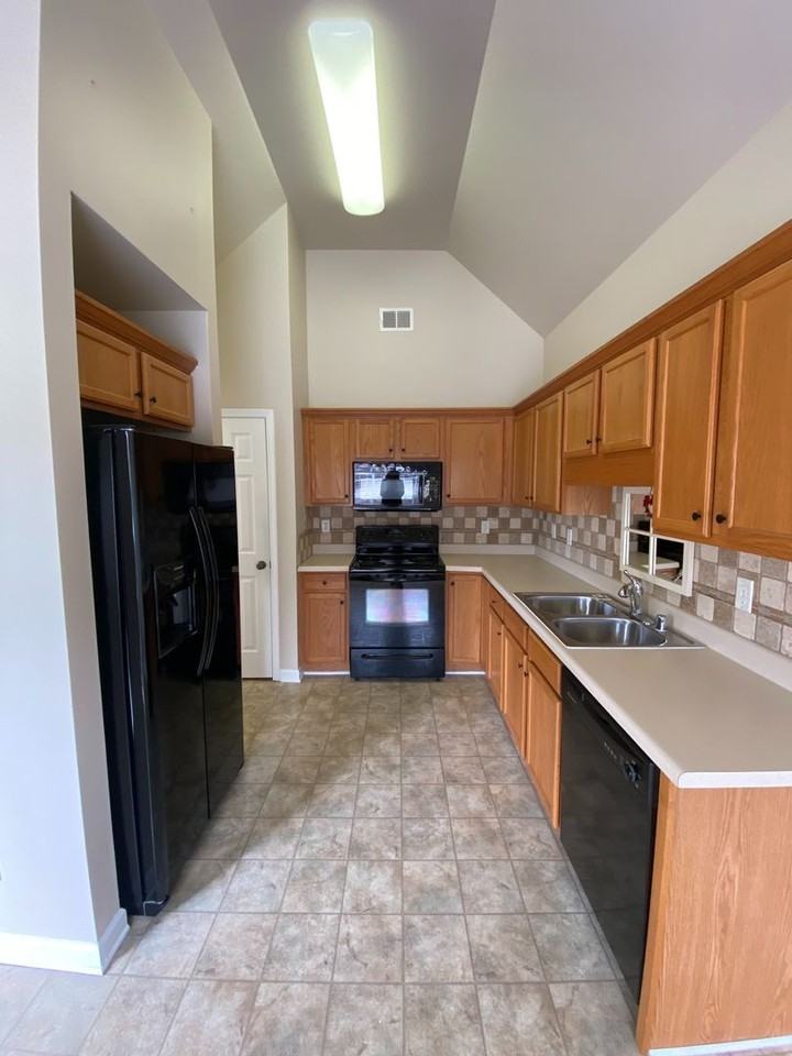 2807 Southwood Ln - Photo 4 of 24