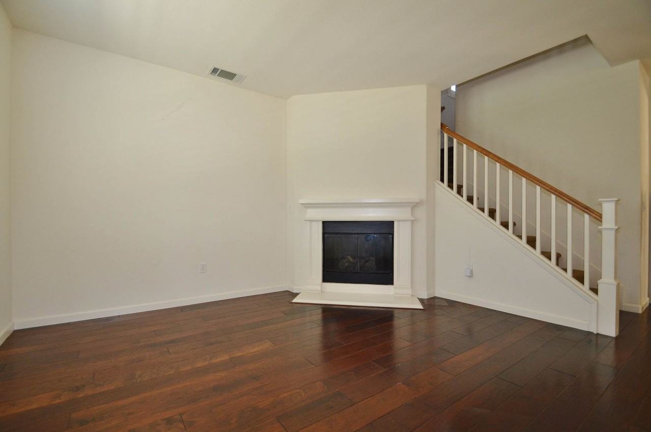 2540 Lakeport Dr - Photo 3 of 8