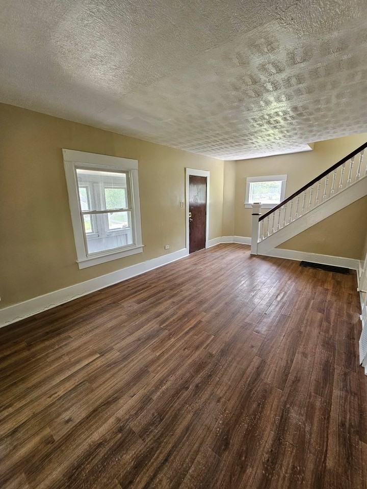344 Fuller St - Photo 4 of 15