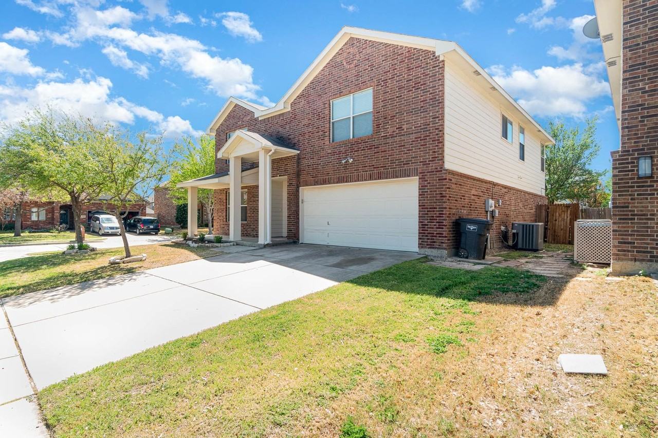4956 Thorn Hollow Dr - Photo 2 of 25
