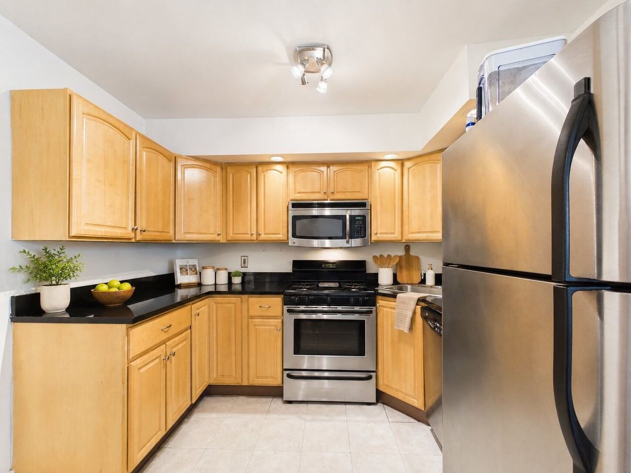 558 N 17th St #1R - Photo 6 of 14