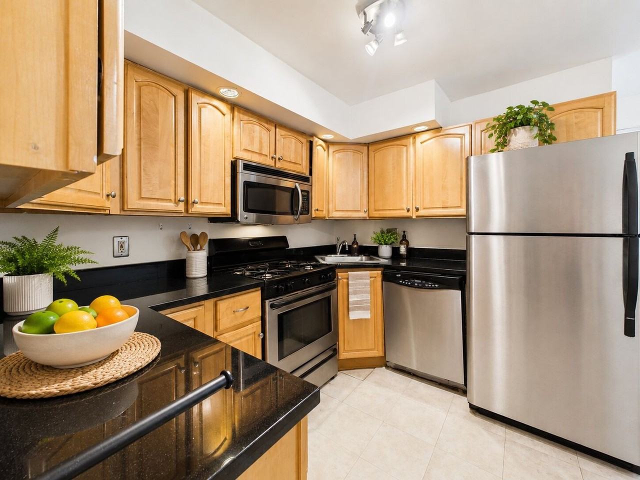 558 N 17th St #1R - Photo 7 of 14