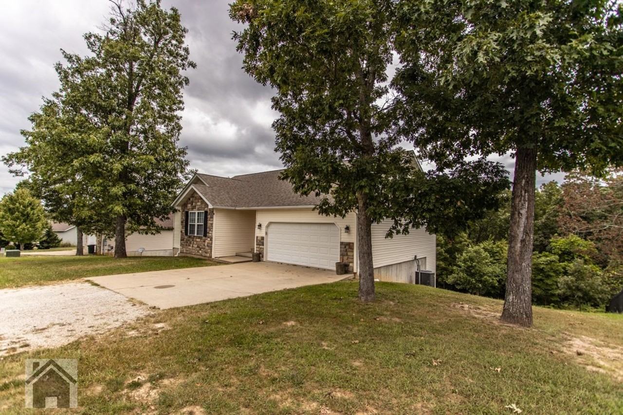 15830 Terris Ln - Photo 2 of 42
