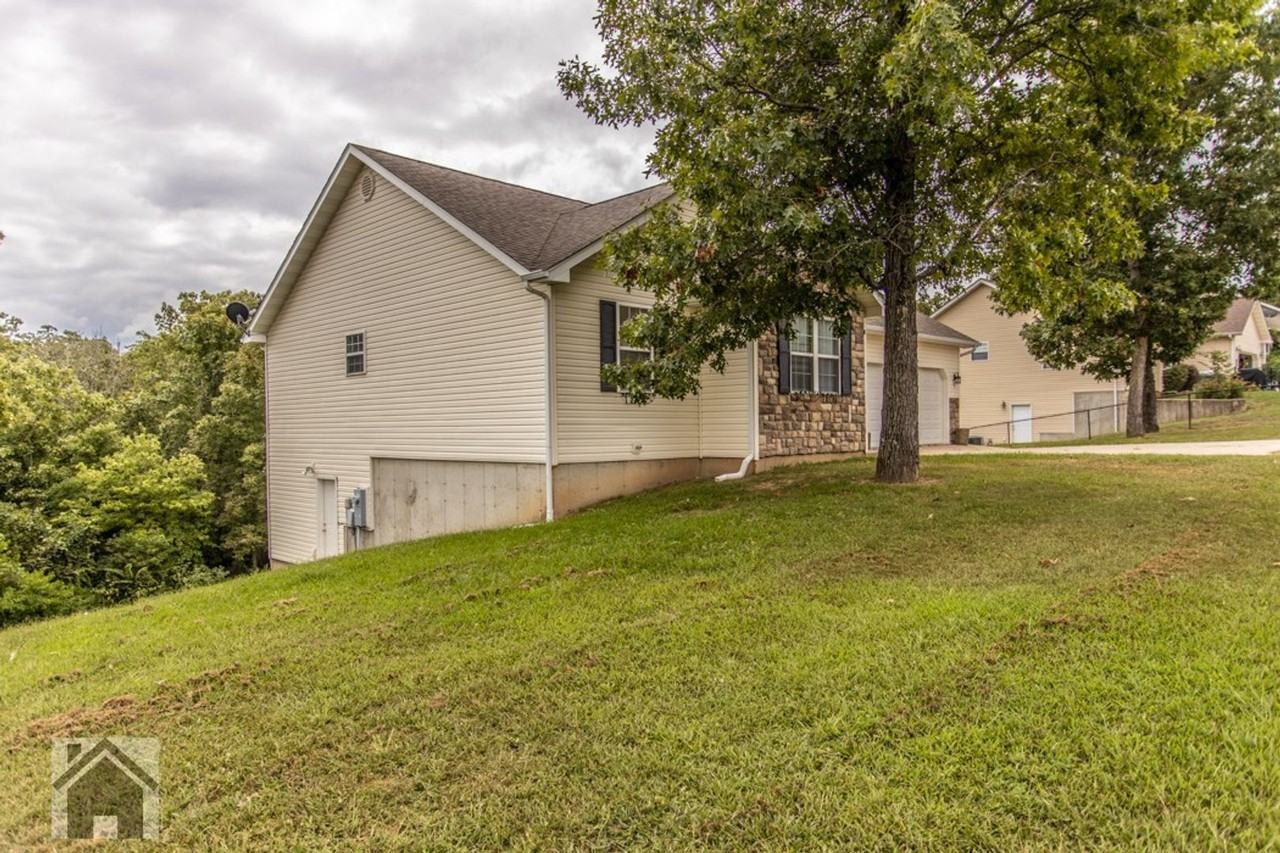 15830 Terris Ln - Photo 3 of 42