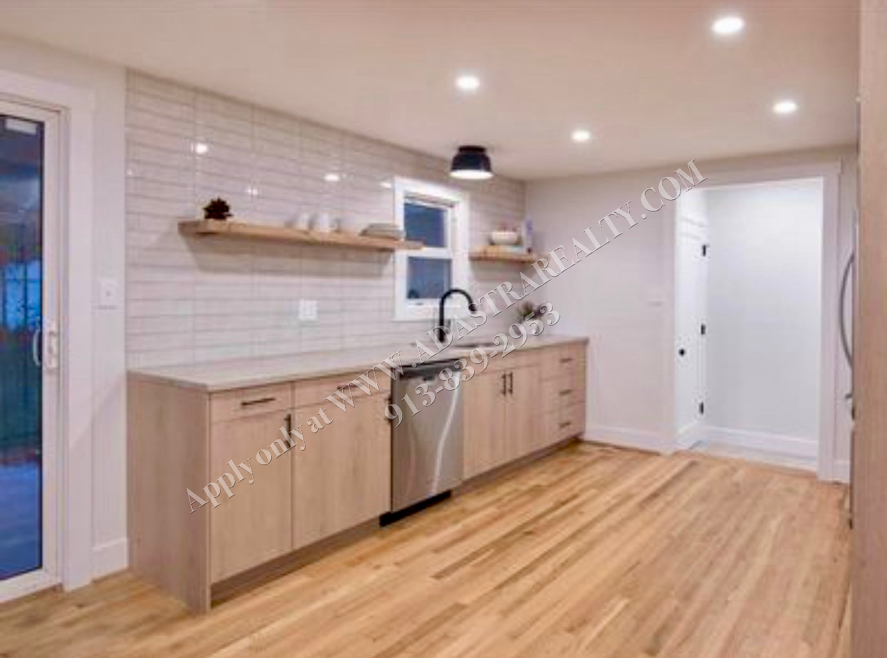 6410 Lowell Ave - Photo 4 of 16
