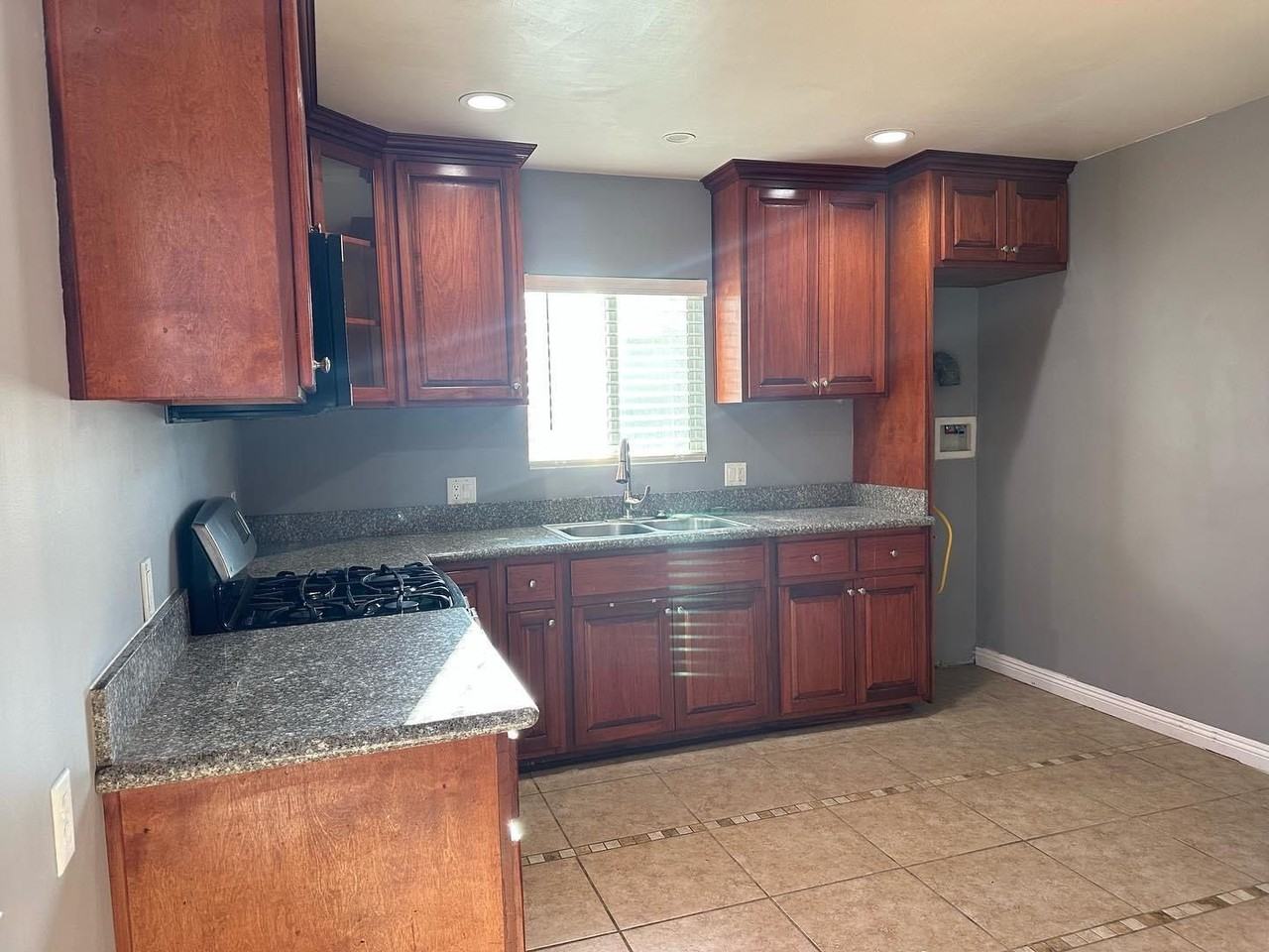1231 Ronan Ave - Photo 2 of 6