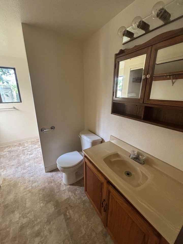 210 S Railroad Ave - Photo 3 of 8