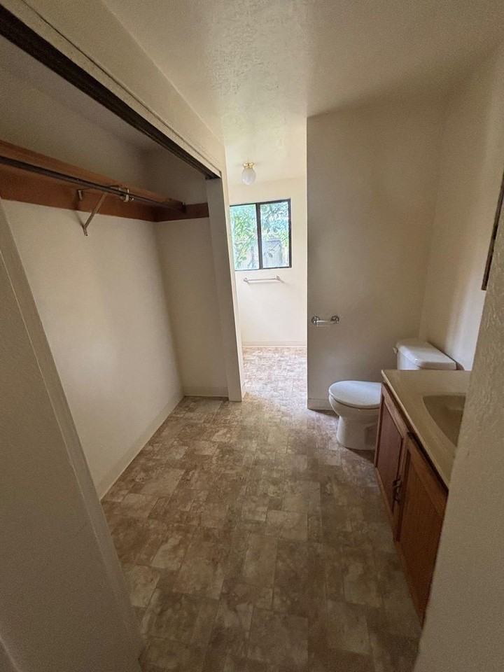 210 S Railroad Ave - Photo 4 of 8
