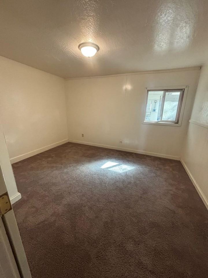 210 S Railroad Ave - Photo 6 of 8