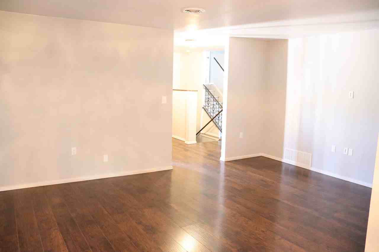 4365 Queens Way - Photo 5 of 20