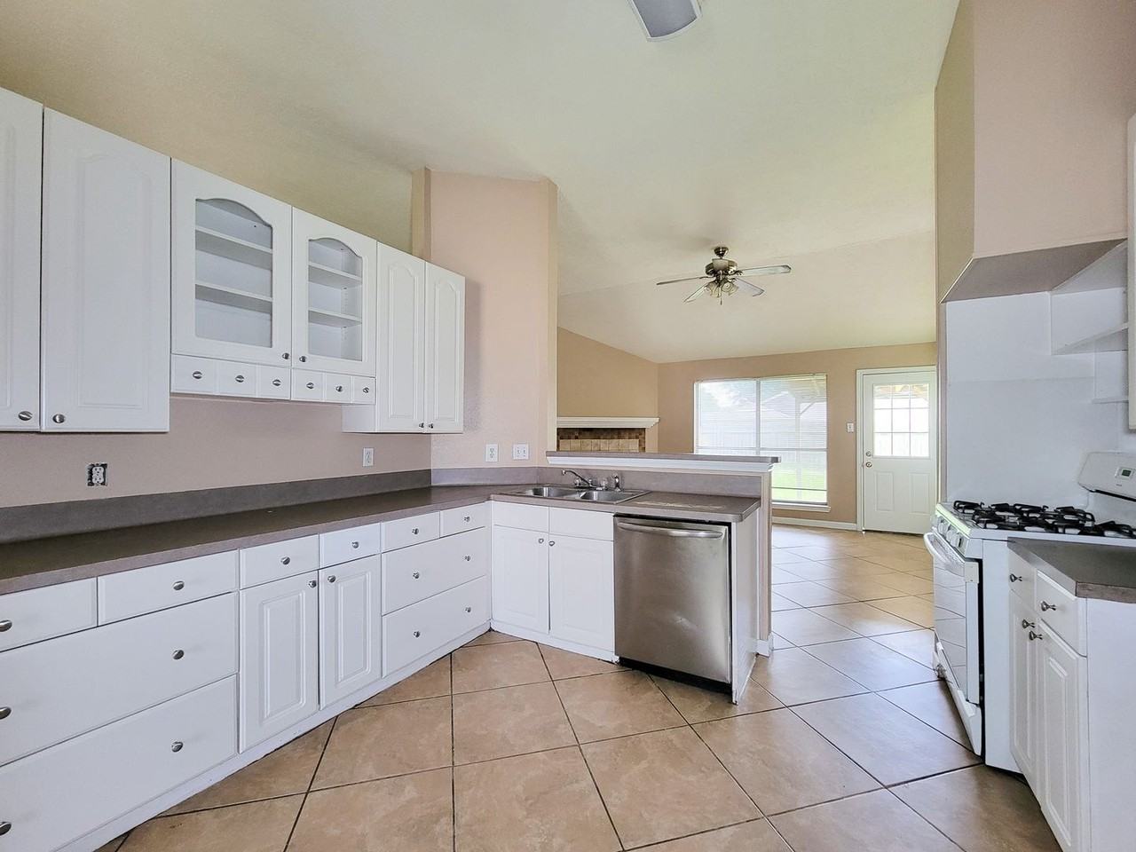 29002 Sedgefield St - Photo 6 of 34