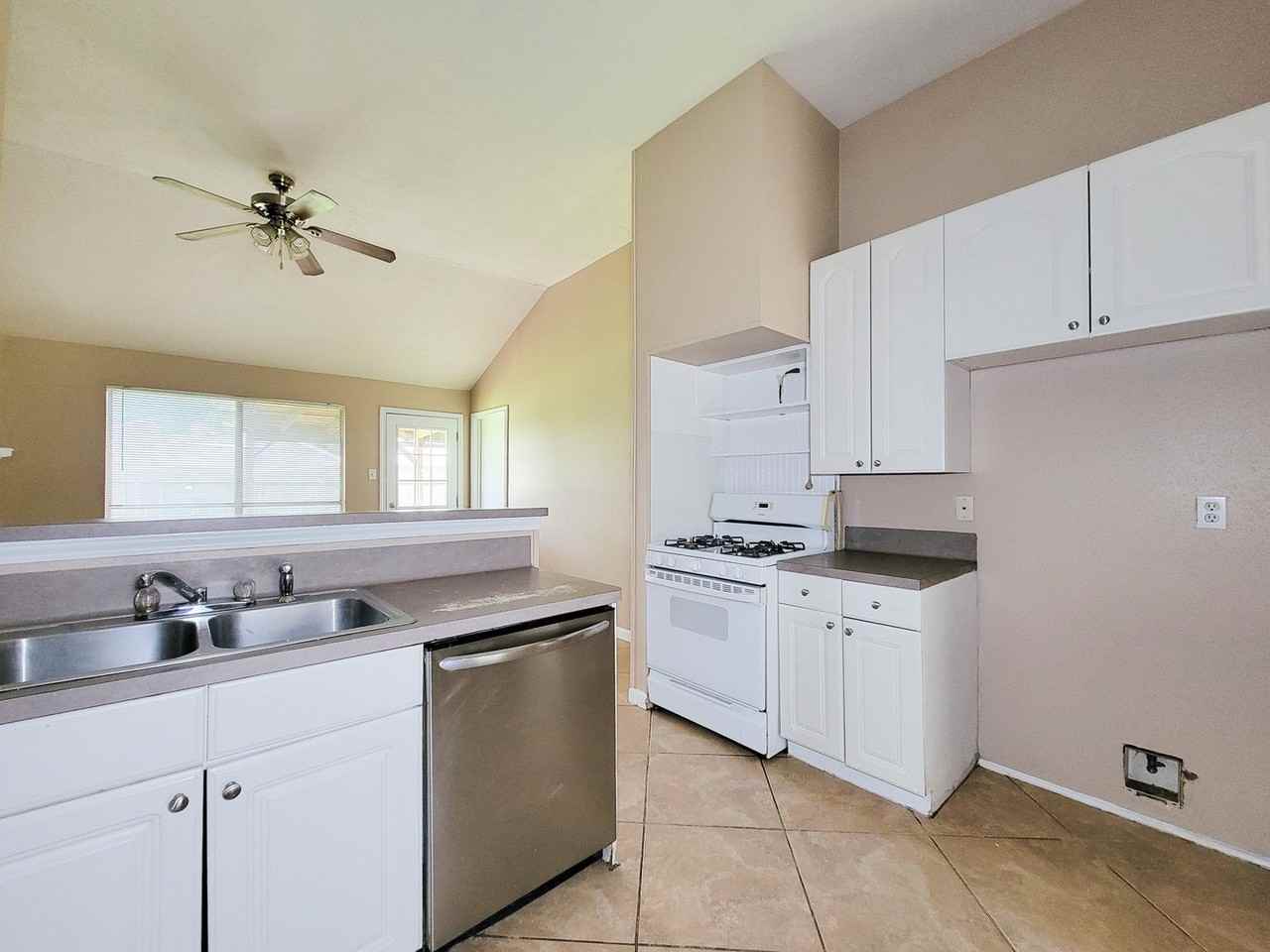 29002 Sedgefield St - Photo 7 of 34