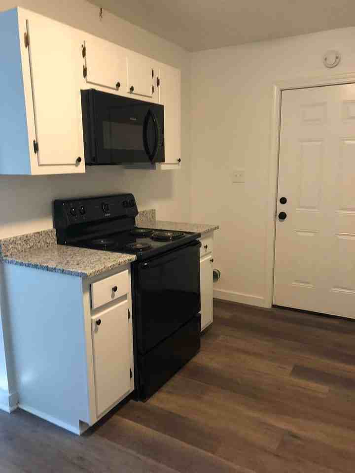 904 S Pine St #1 - Photo 6 of 9