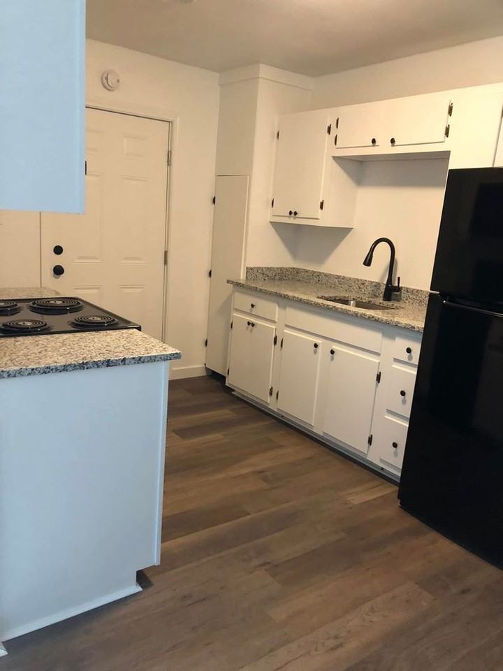 904 S Pine St #1 - Photo 7 of 9