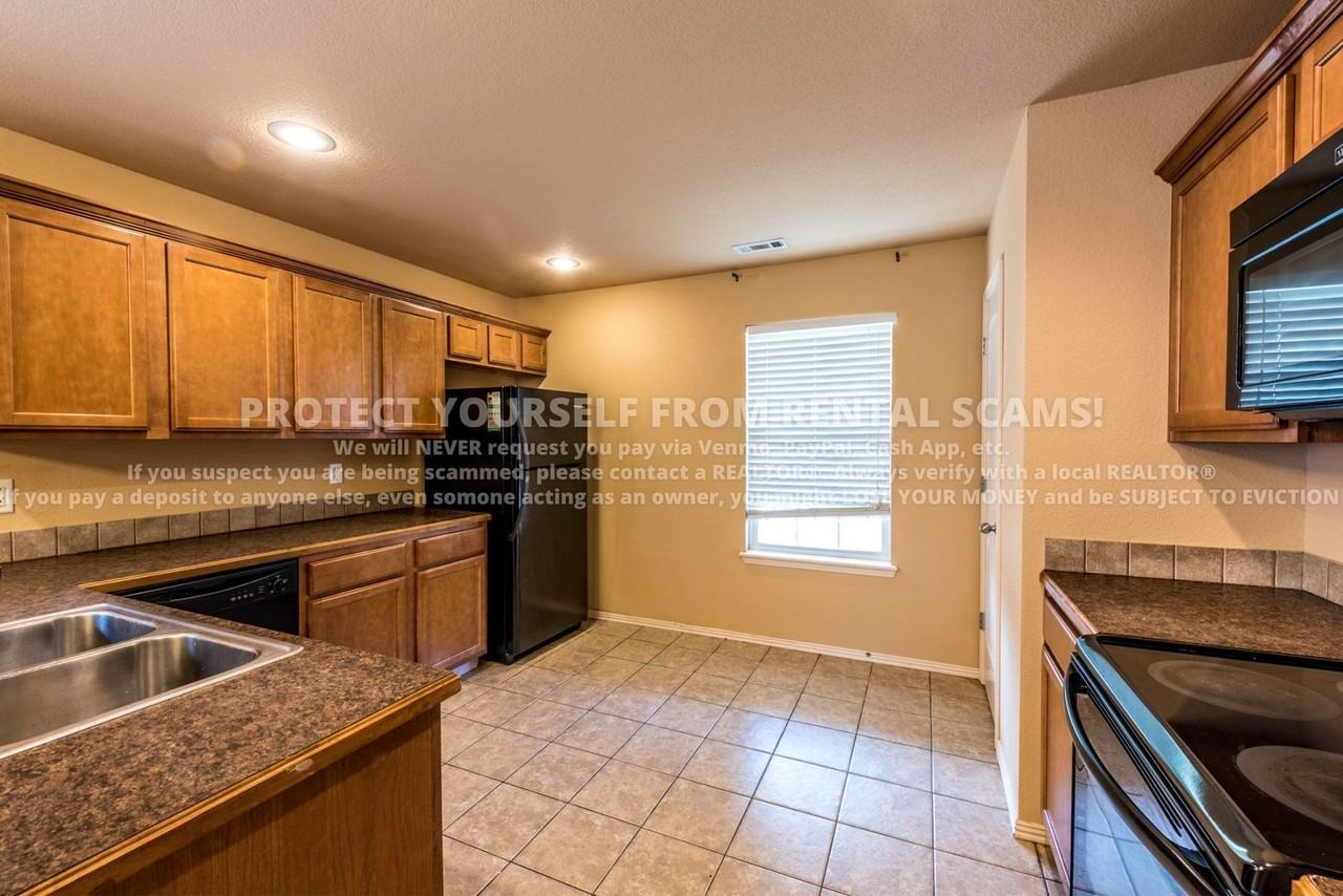 4334 W Pecan St - Photo 6 of 14