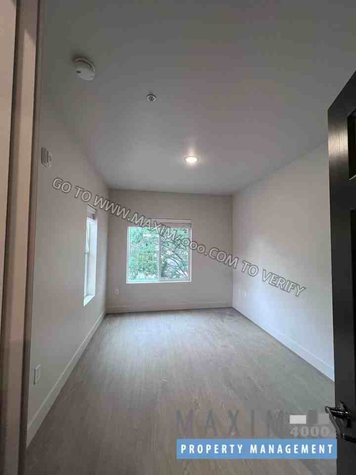 940 GRAND AVENUE - Photo 7 of 10