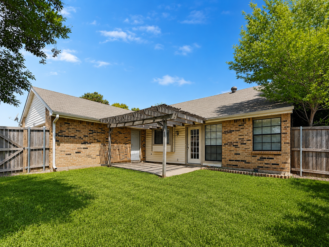 2821 Carnaby Ln - Photo 2 of 10