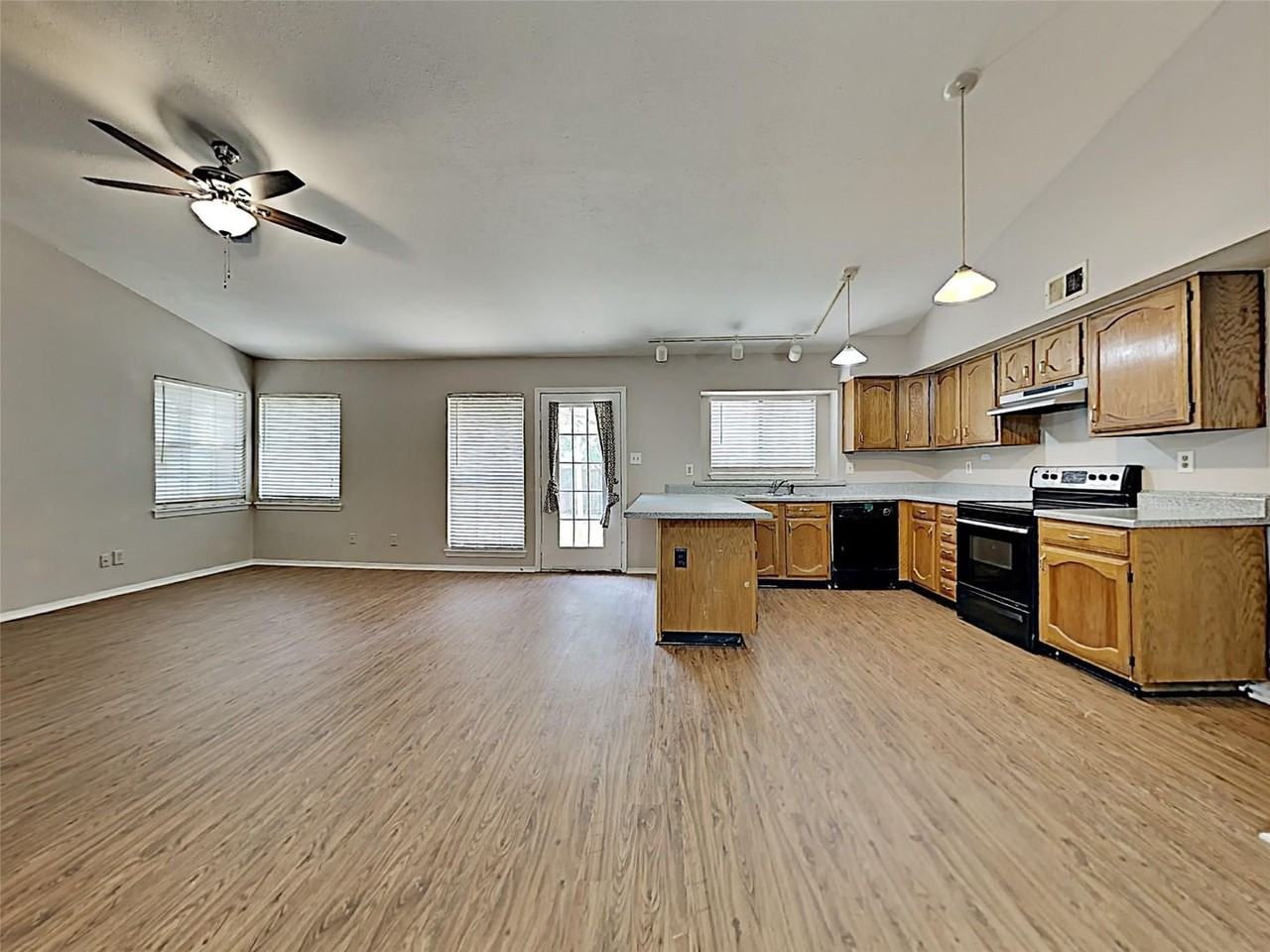 2821 Carnaby Ln - Photo 3 of 10