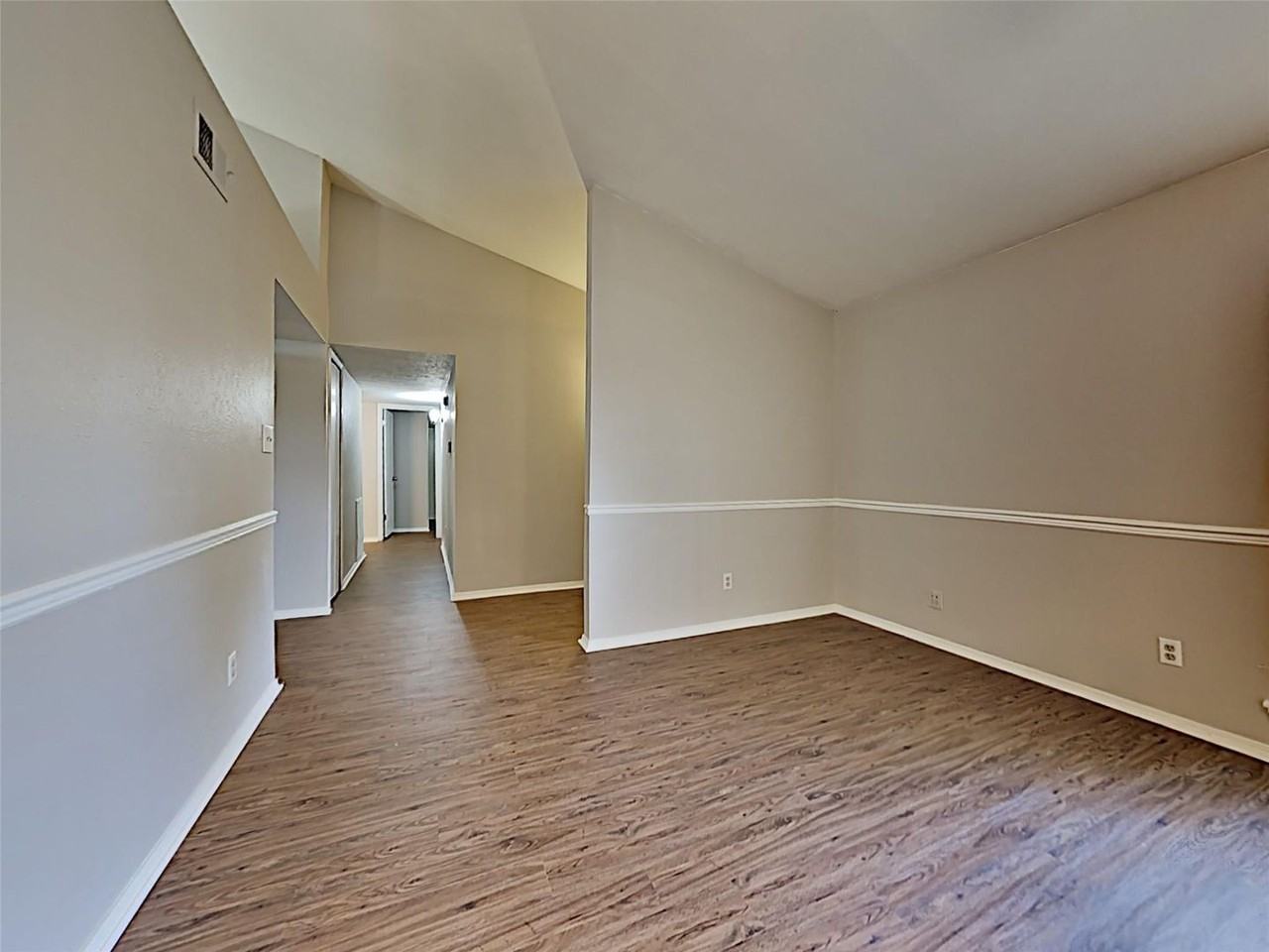 2821 Carnaby Ln - Photo 5 of 10