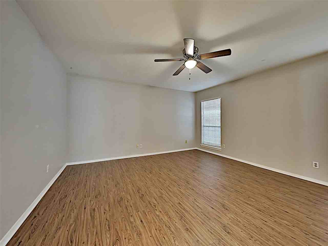 2821 Carnaby Ln - Photo 6 of 10