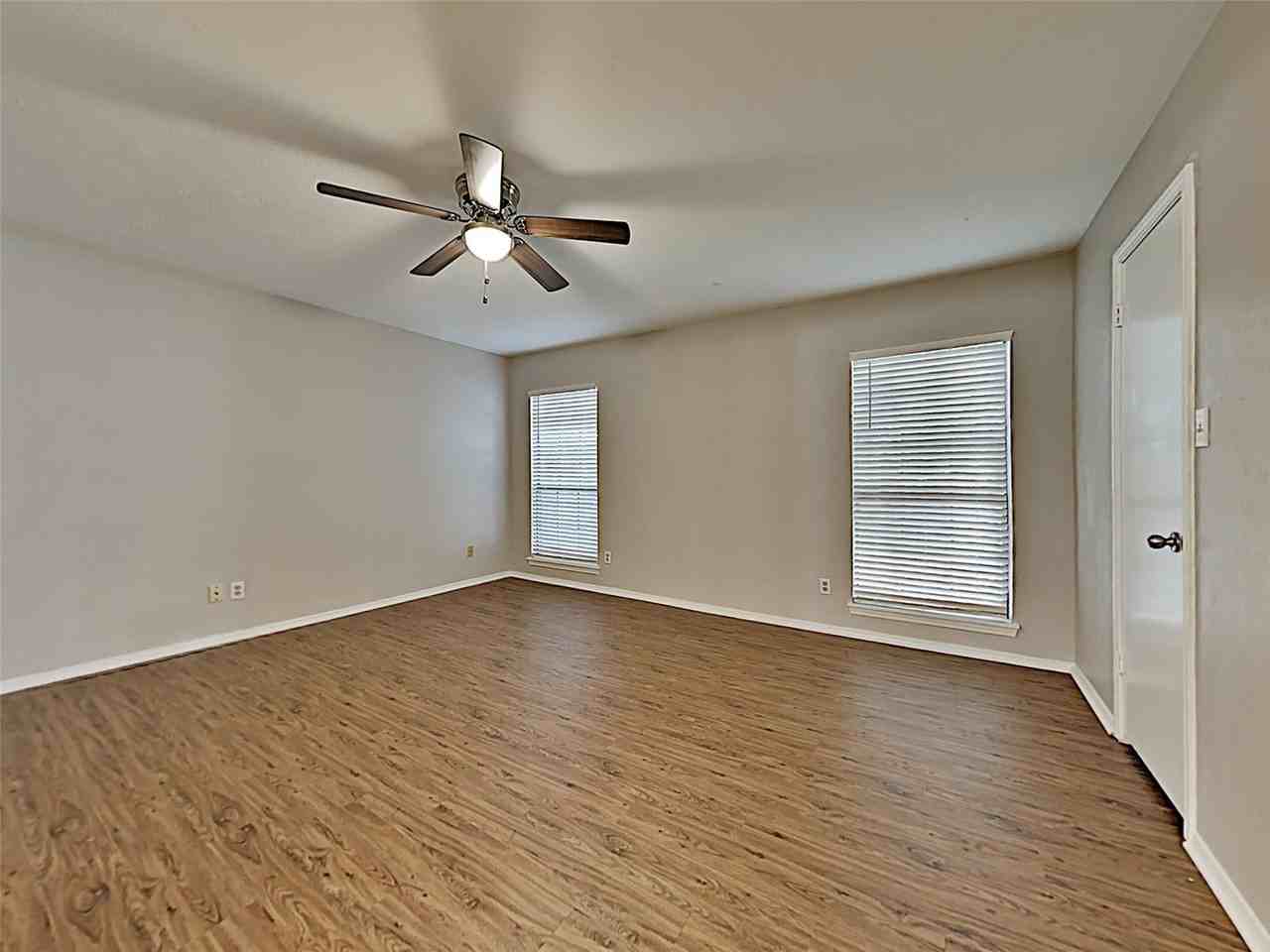 2821 Carnaby Ln - Photo 7 of 10