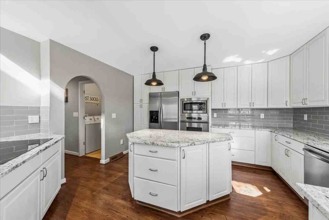 2051 Marsh Flower Ln - Photo 4 of 22