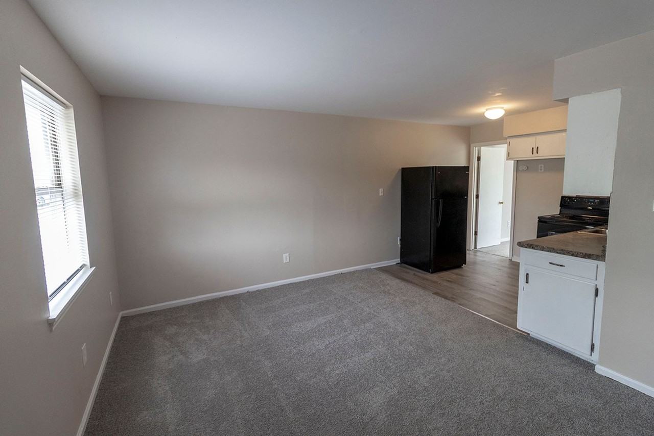 708 W Cunningham Dr #2 - Photo 2 of 14