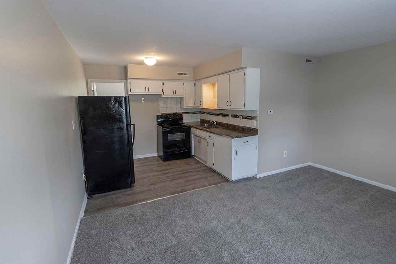 708 W Cunningham Dr #2 - Photo 4 of 14