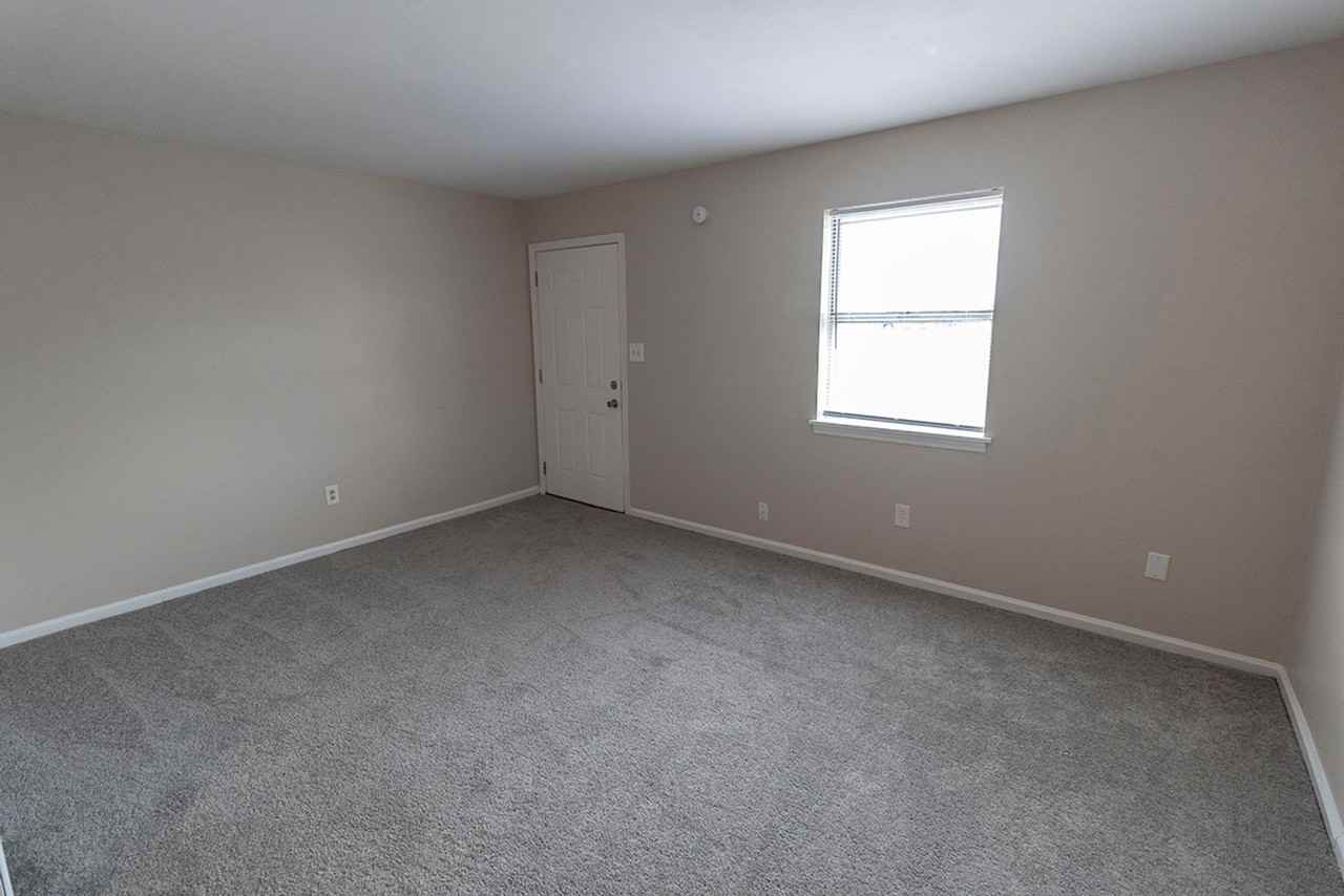708 W Cunningham Dr #2 - Photo 5 of 14