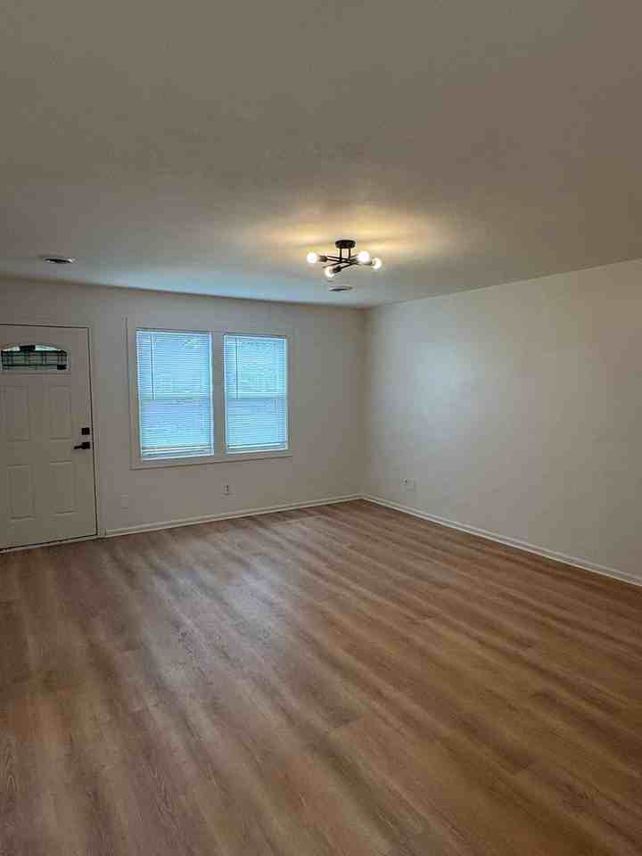 317 Woods St - Photo 4 of 31