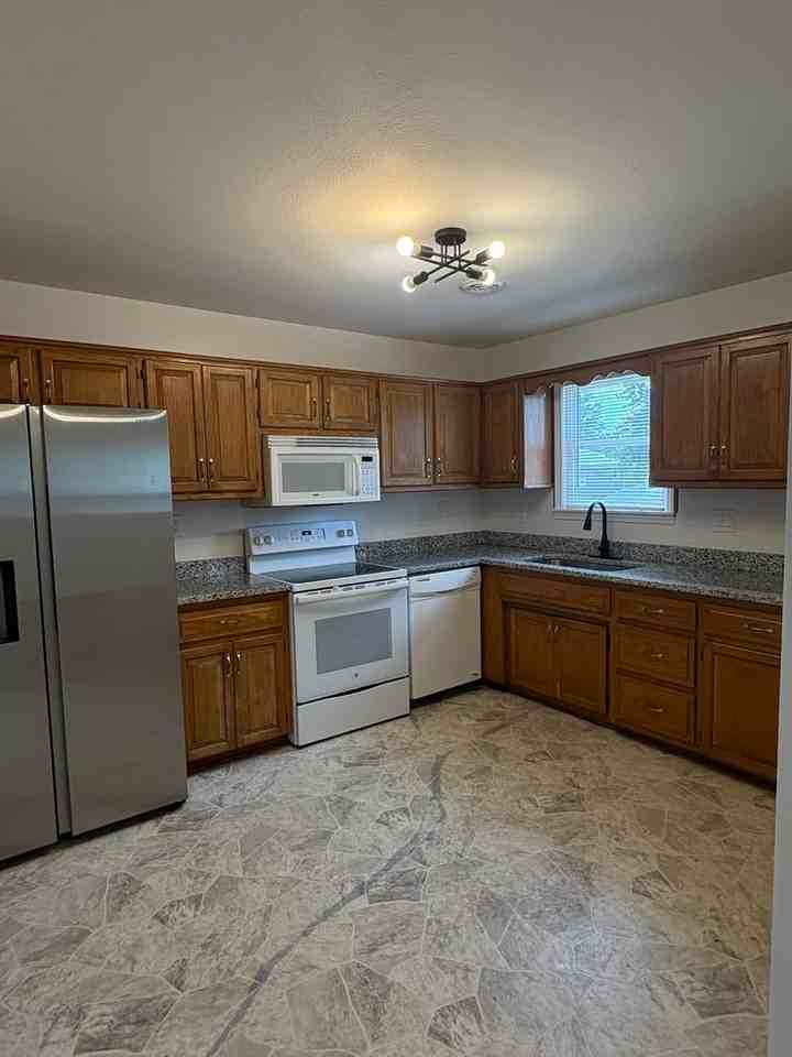 317 Woods St - Photo 6 of 31