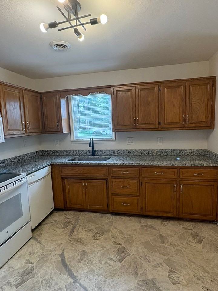 317 Woods St - Photo 7 of 31