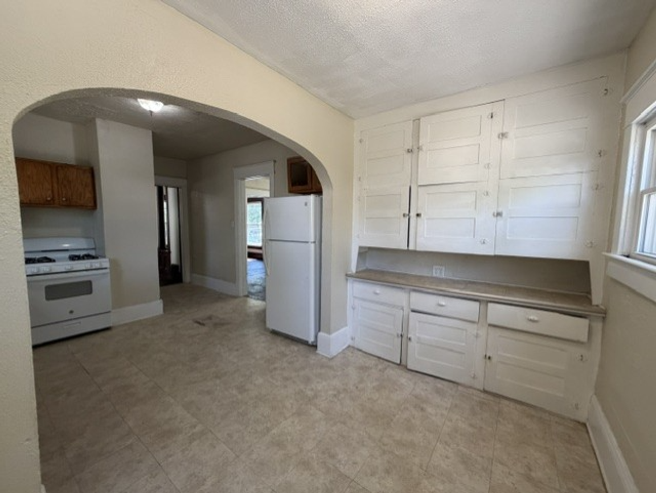 768 Beardsley St - Photo 5 of 18